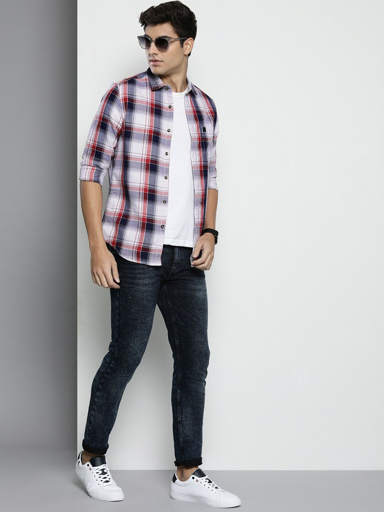 Men Regular Fit Checkered Cut Away Collar Casual Shirt