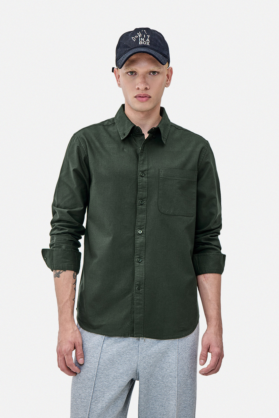 Men Regular Fit Solid Spread Collar Casual Shirt