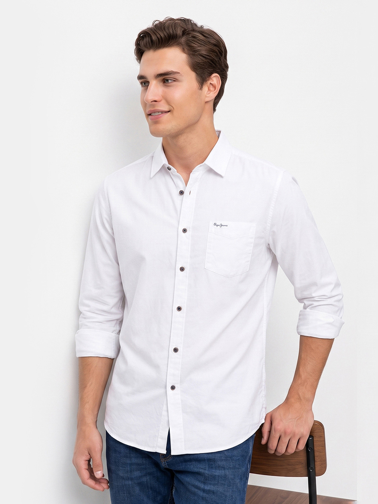Men Regular Fit Solid Spread Collar Casual Shirt