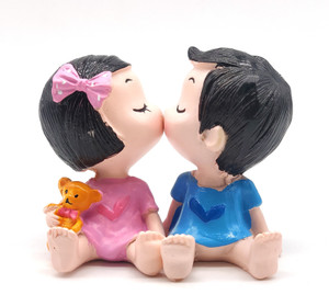 PRIDE STORE Kissing Couple with Magnet on Lips Valentine's Day, Anniversary Gift for Girlfriend, Boyfriend, Wife, Husband, Him, Her Showpiece Couple With Message Card, Romantic Valentine's Gifts Decorative Showpiece  -  5 cm