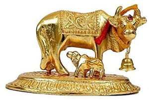 tskutty KAMADHENU COW AND CALF SMALL METAL GOLD COLOUR डेकोरेटिव शोपीस  -  12 cm