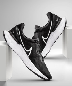 Black and white nikes running shoes sales