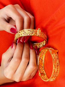 Manikya Brass Brass Bangle