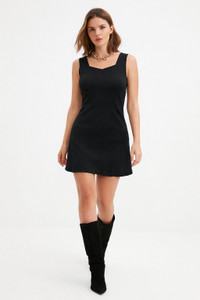 अनविदा महिलाओँ  के लिए काला ड्रेस