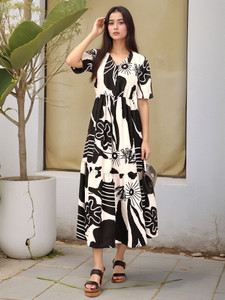 FashFun Women Fit and Flare Black, White Maxi/Full Length Dress