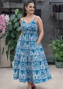 चौकस महिलाओँ  के लिए सफेद, नीला ड्रेस