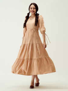 आस्क महिलाओँ  के लिए बेज ड्रेस