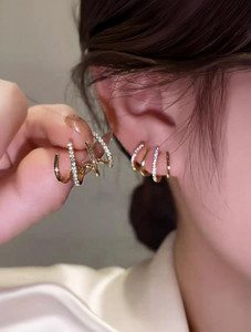 Lady Raiment Korean Gold Plated 4 Effect Claw Metal Heggie Stud Earrings For Women Diamond Metal Huggie Earring