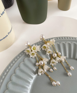 अय्लाना Gorgeous White Flower n Pearl Tassel Korean earrings Pearl अलॉय Tassel Earring