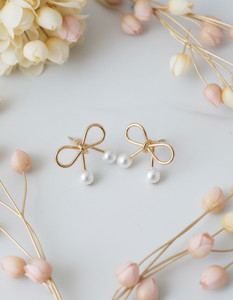 वेल्लोरिया Velloria Elegant Gold Bow Pearl Drop Butterfly Earrings अलॉय, Brass Stud Earring