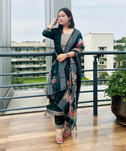 VredeVogel Women Kurta Pant Dupatta Set