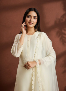 AVANSHEE Women Kurta Pant Dupatta Set