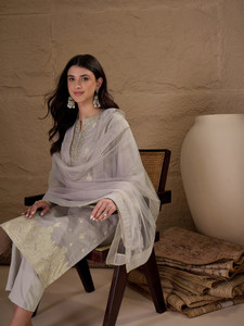 AVANSHEE Women Kurta Pant Dupatta Set