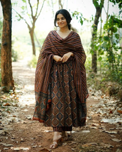 KULDEVYANI Women Kurti Pant Dupatta Set