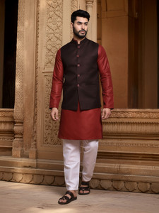 Svatantra Men Kurta Pyjama Ethnic Jacket Set