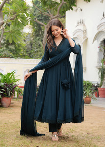 Estela Women Kurti Pant Dupatta Set
