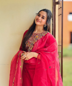 VredeVogel Women Kurta Pant Dupatta Set