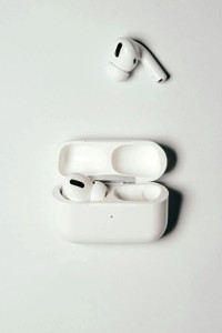 TARZON Airpox Pro 2 (2nd Gen) with MagSafe Case - Image 1