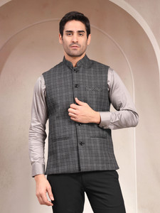 Vastraa Fusion Sleeveless Solid Men Jacket