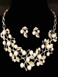 Shining Diva Alloy Gold-plated White, Gold Jewellery Set