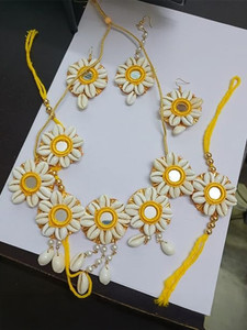 NAVMAV Shell Yellow, White Jewellery Set