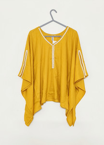 La modello Solid Rayon Women Kaftan