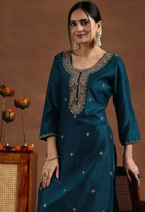 NARACHI TEXWORLD Women Embroidered Straight Kurta
