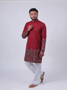 Varbandhan Men Embroidered Straight Kurta