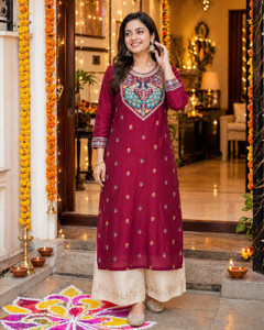 HOUSE OF SETHIA Women Embroidered Straight Kurta
