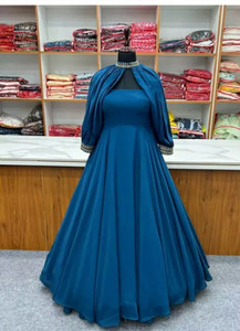 महुदी महिलाओं के लिए एम्ब्रॉइडरेड A-लाइन कुर्ता