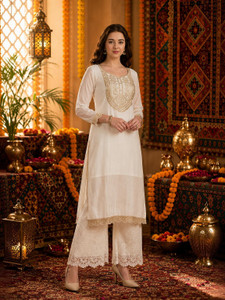 NARACHI TEXWORLD Women Embroidered Straight Kurta