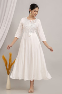 काराग्रे महिलाओं के लिए एम्ब्रॉइडरेड फ्लेयर्ड कुर्ता