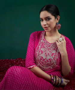 Envi Women Embroidered Straight Kurta