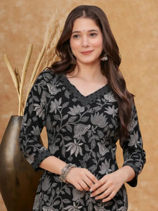Wawlooks Women Floral Print, Printed, Embroidered Straight Kurta