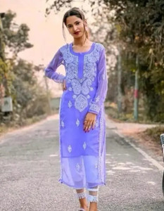 लखनवी चिकनकारी महिलाओं के लिए एम्ब्रॉइडरेड, चिकन एम्ब्रॉयडरी, एम्बेलिश्ड, फ्लोरल प्रिंट A-लाइन कुर्ता
