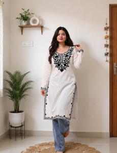 ETHNIQU Women Embroidered Straight Kurta