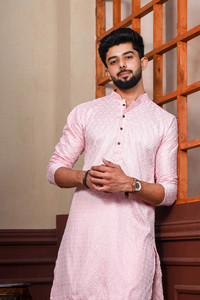 Svatantra Men Embroidered Straight Kurta