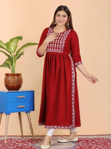 Akshay Fashion Women Embroidered Trail Cut Kurta