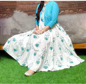 VEERANSU Women Chikan Embroidery Anarkali Kurta