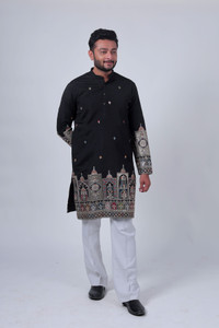 Varbandhan Men Embroidered Straight Kurta