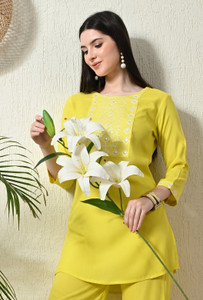 NAHIKO Women Embroidered Straight Kurta