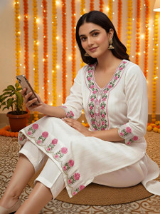DALIVD X Women Embroidered Straight Kurta