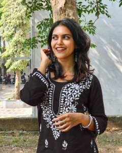 हाउस ऑफ दी सुख महिलाओं के लिए चिकन एम्ब्रॉयडरी स्ट्रेट कुर्ता