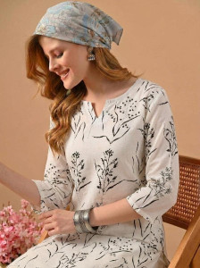 Surhi Women Printed Straight Kurta