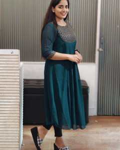 वाइल्ड वोवेन महिलाओं के लिए एम्ब्रॉइडरेड, सॉलिड फ्लेयर्ड कुर्ता