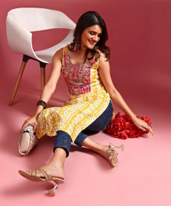 Youthnic Women Embroidered Straight Kurta