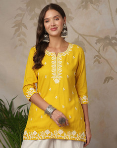 Uparna Women Embroidered Straight Kurta