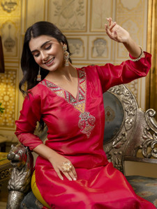 VredeVogel Women Solid Straight Kurta