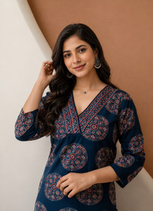 Hunaiza Women Printed Straight Kurta