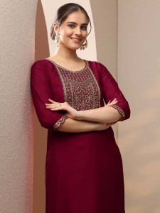 RARE THREAD Women Embroidered, Embellished Straight Kurta